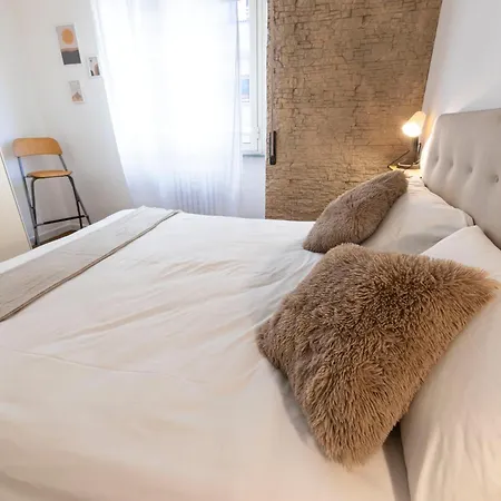 Liu Tiburtina In Apartment