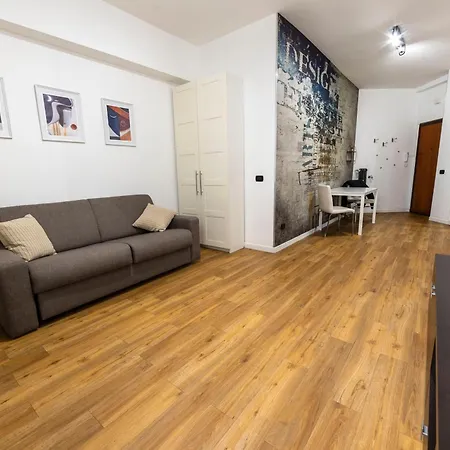 Liu Tiburtina In Apartment *