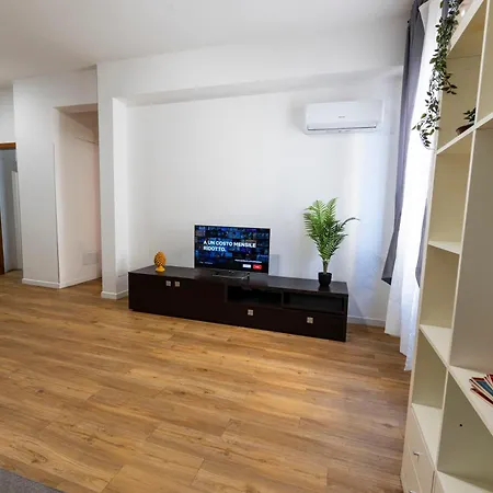 Liu Tiburtina In Apartment Rome